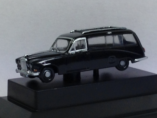 NDS002 N Gauge Daimler DS420 Limo - Black Hearse