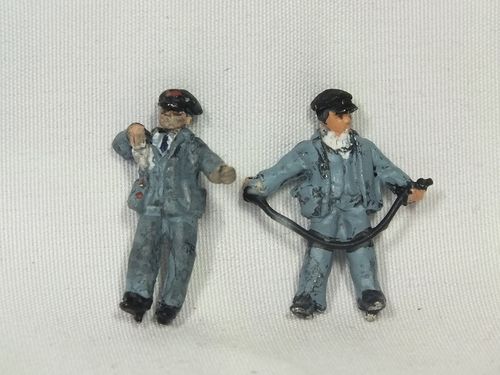FF05P Driver + Fireman, Driver Left Arm Raised + Fireman with Hosepipe - Painted